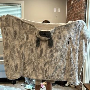 Wearable and reversible blanket with pockets puppy and polar bear